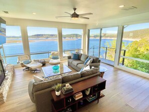 Smart-TV, Kamin, Videospiele, Bücher