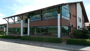 Un bâtiment moderne à deux étages, doté de grandes fenêtres et d’un toit plat.