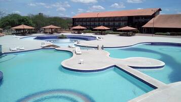 Una piscina al aire libre, una piscina climatizada