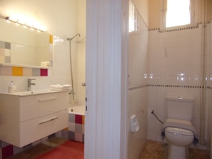 Tina, amenidades de baño gratuitas, secadora de cabello, toallas 