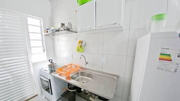 Loft básico, várias camas, para fumantes | Cozinha privada | Geladeira grande, fogão, cooktop, liquidificador