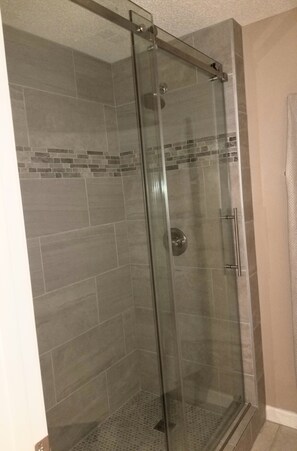 Combined shower/tub, hair dryer, towels