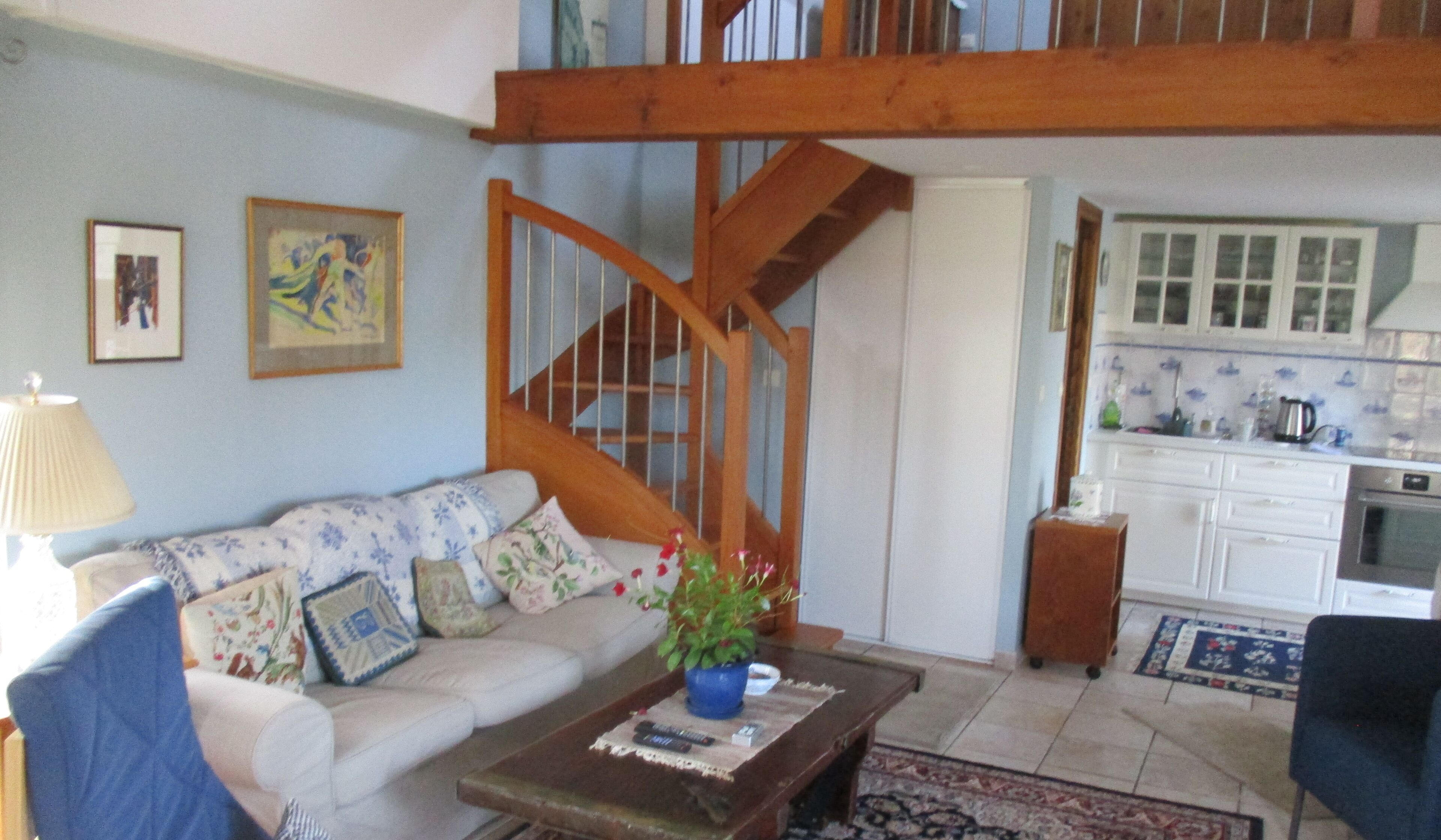 Een dvd-speler, boeken, een muziekbibliotheek en een filmbibliotheek