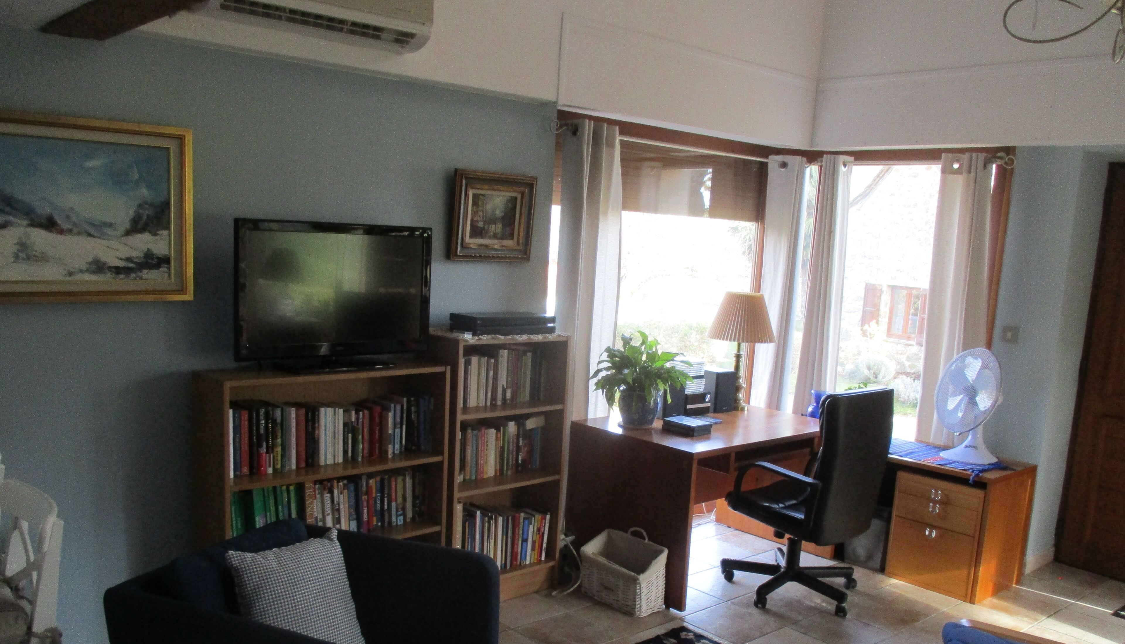 Een dvd-speler, boeken, een muziekbibliotheek en een filmbibliotheek