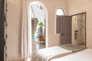 7 bedrooms, desk, soundproofing, iron/ironing board