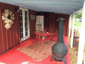 Outdoor dining - A very rustic converted pole barn unique cozy cabin   (Estill Springs)