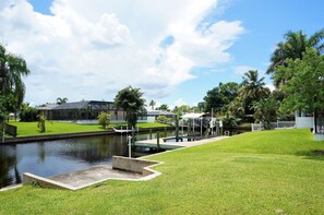 Property grounds - Casa Clara - 2 Bedroom, 2 Bath Vacation Home with Electric Heated Pool on Gulf Access Canal (Cape Coral)