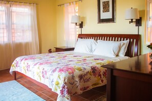 3 habitaciones, caja de seguridad en la habitación y escritorio 