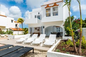 Outdoor dining - Oceanfront Villa, great house reef, near dive shops, restaurants, sleeps 4 (Hato)