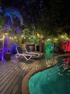 Utendørsbasseng og et oppvarmet basseng