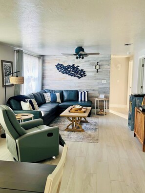 Smart-TV, leker, musikkbibliotek og stereoanlegg