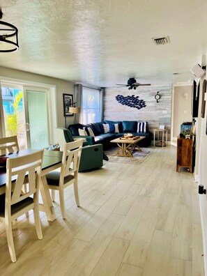 Smart-TV, leker, musikkbibliotek og stereoanlegg