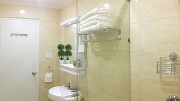 Dusche, Haartrockner, Handtücher, Toilettenpapier