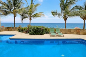 Alberca al aire libre y alberca climatizada