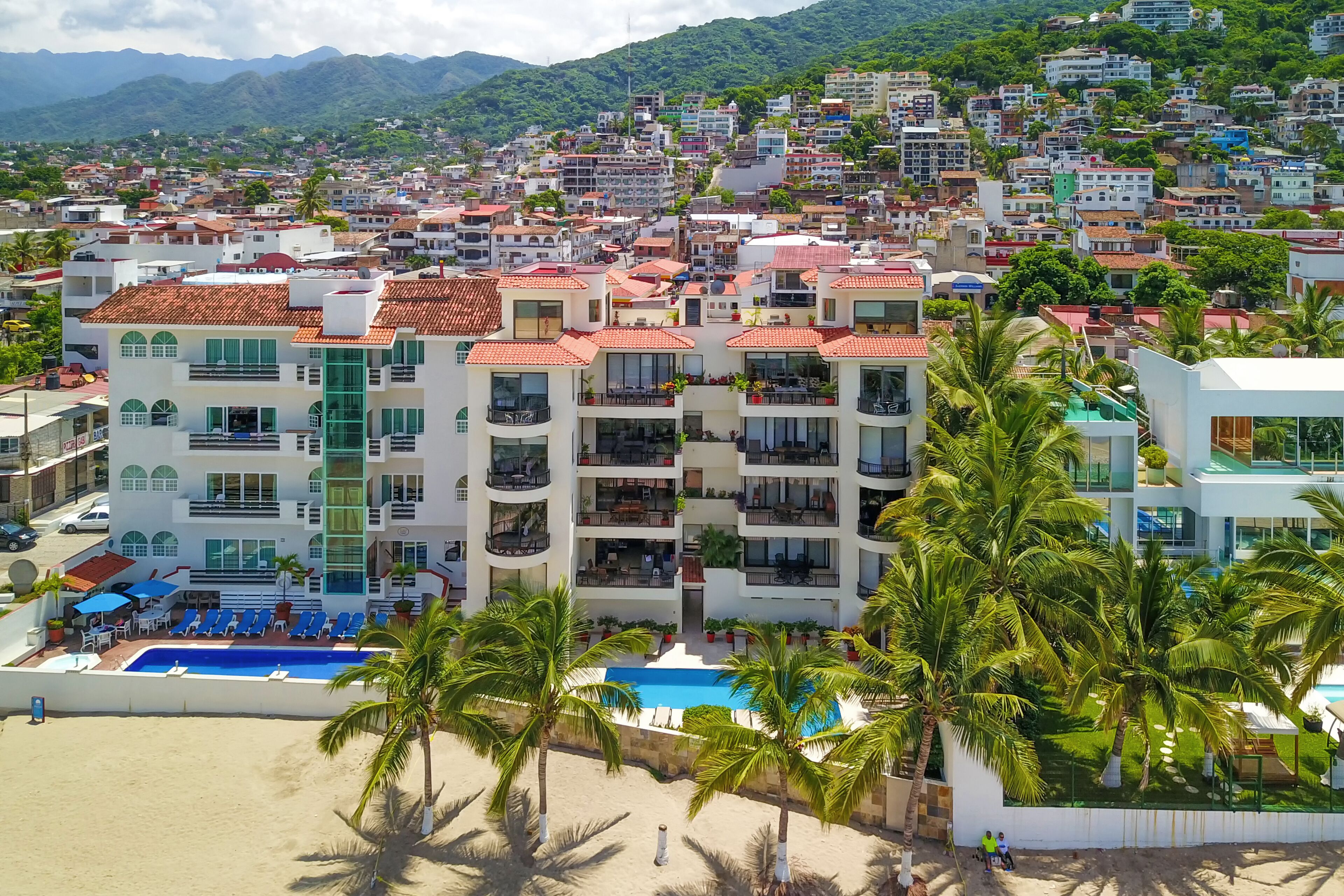 Un hôtel comprenant plusieurs étages, des balcons et une piscine.