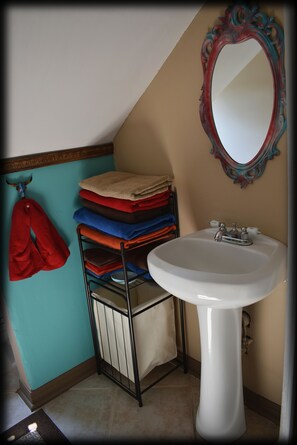 Hair dryer, towels, soap, shampoo - The great spirit's lair in historic Eureka Springs, Arkansas (Eureka Springs)