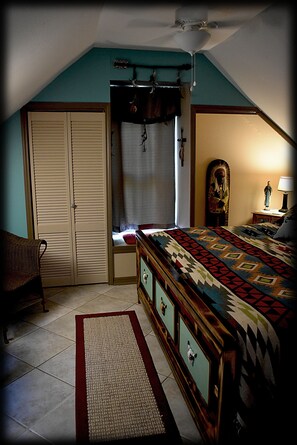 1 bedroom, iron/ironing board, free WiFi, bed sheets - The great spirit's lair in historic Eureka Springs, Arkansas (Eureka Springs)