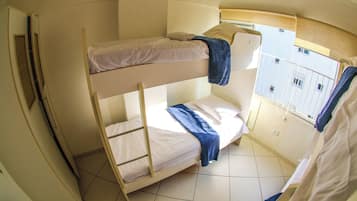 2 quartos, escrivaninha, ferros/tábuas de passar roupa