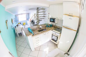 Een koelkast, een microgolfoven, een oven, een kookplaat