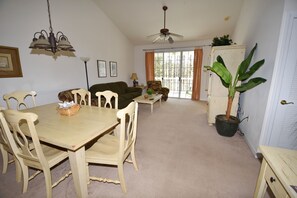 Huoneisto, useita sänkyjä (1233 River Crossing) | Oleskelualue | Televisio