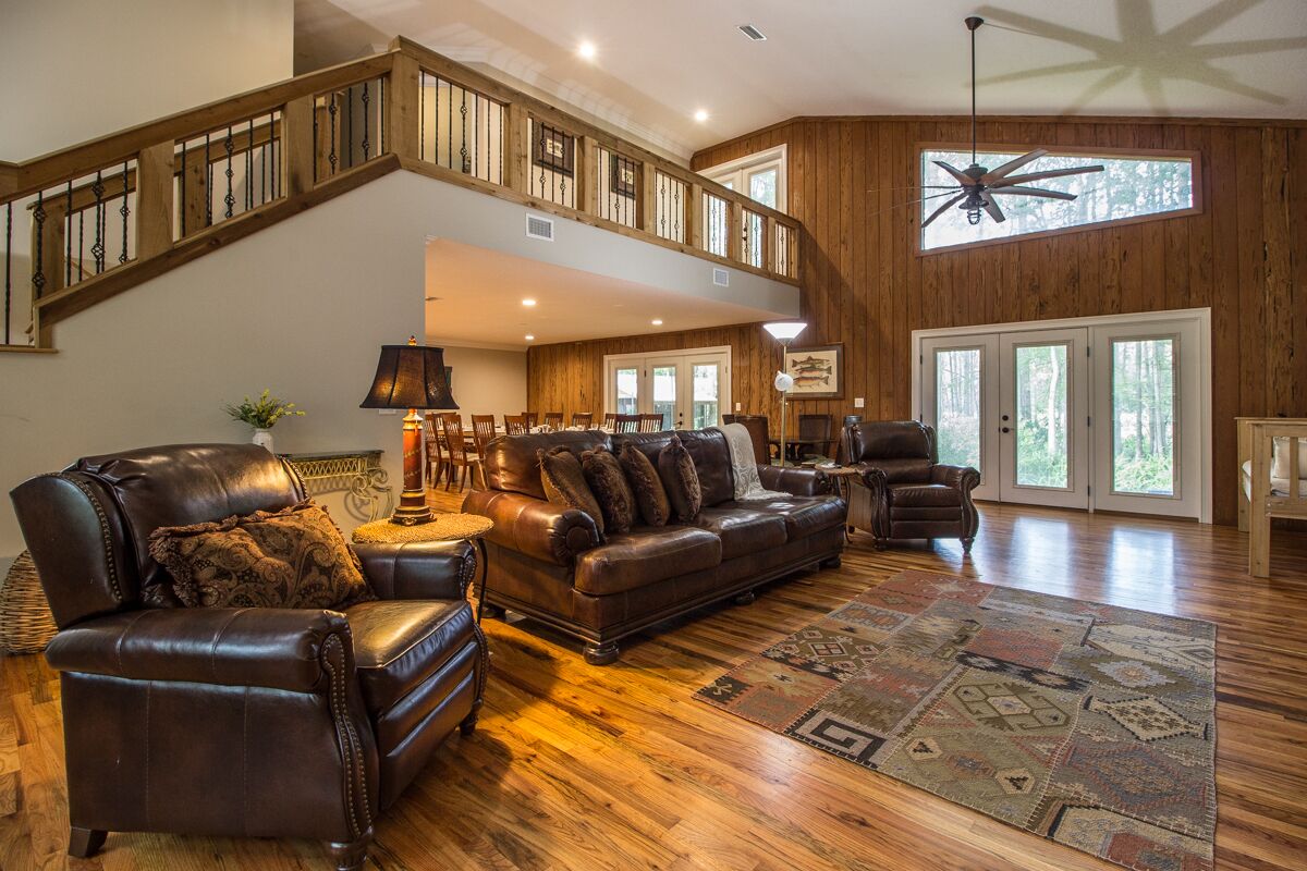 TV connectée, cheminée, lecteur de DVD, livres