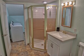 Combined shower/tub, hair dryer, towels