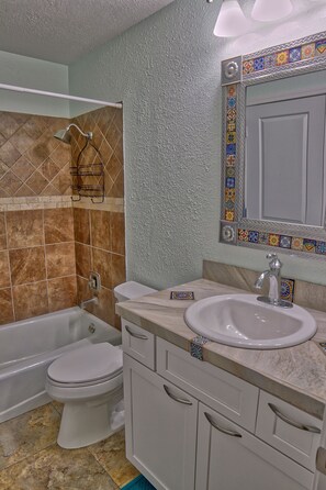 シャワー付き浴槽、ヘアドライヤー、タオル