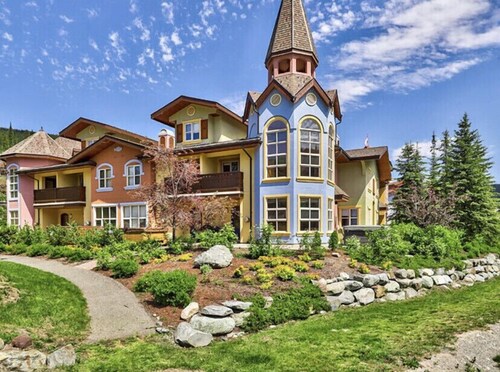 Beautiful 4 bedroom townhouse close to village.