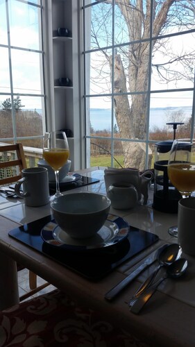Casa Moana, Lovely old house overlooking St. Mary`s Bay, with  free breakfast.