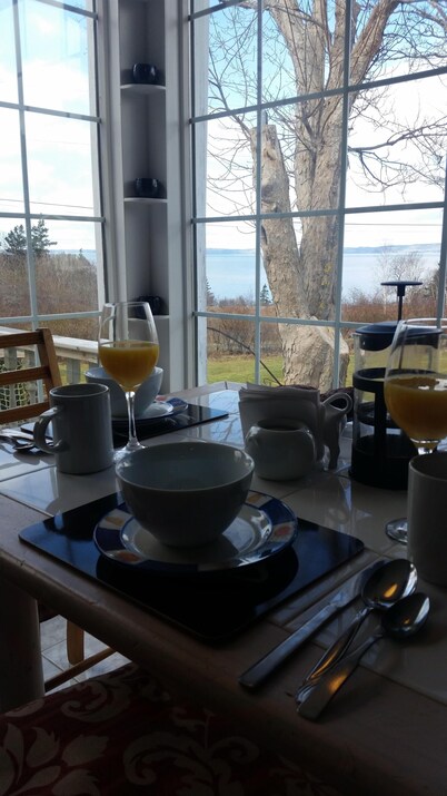 Casa Moana, Lovely old house overlooking St. Mary`s Bay, with  free breakfast.