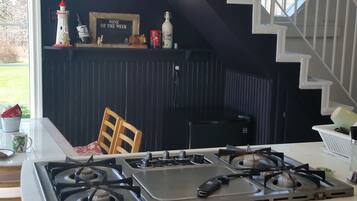 Een koelkast, een magnetron, een oven, een kookplaat