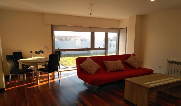 Een televisie en boeken