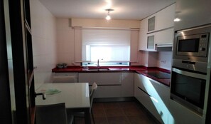 Fridge, microwave, oven, stovetop - Nice and Modern Apartment in Santiago de Compostela (Santiago de Compostela)