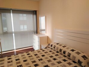 3 slaapkamers, een strijkplank/strijkijzer, internet, beddengoed