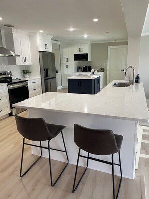 Fridge, microwave, oven, stovetop - Waterfront 3BR in Apollo Beach — Private Solar Pool, Dock & Boat Lift (Apollo Beach)