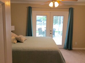 3 slaapkamers, een bureau, een strijkplank/strijkijzer, reisbedje