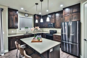 Kjøleskap, mikrobølgeovn, ovn og kokeplater