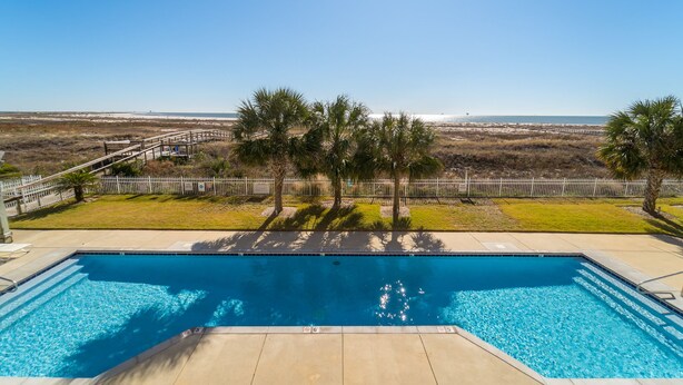 Piscina con vista despejada a la playa y al océano.