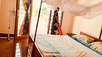 3 bedrooms, iron/ironing board, internet, bed sheets
