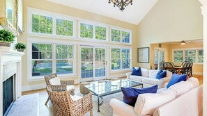 Smart-TV, Kamin, Tischtennisplatte, Stereoanlage