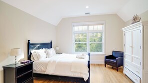 5 bedrooms, iron/ironing board, Internet, bed sheets