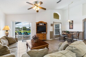 Smart TV, console per videogiochi, lettore DVD, tavolo da calcetto