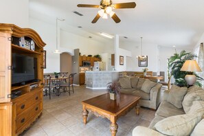 Smart TV, console per videogiochi, lettore DVD, tavolo da calcetto