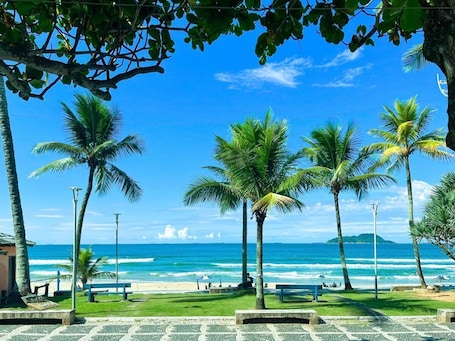 On the beach. Beachfront - 2 bedrooms + air conditioning, 2 bathrooms, living room, kitchen, 1 garage, Wi-Fi and bed linen