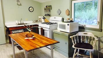 Grand réfrigérateur, micro-ondes, four, plaque de cuisson