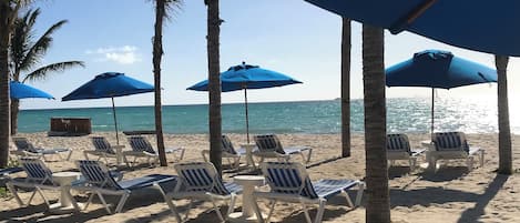 NĂ€ra stranden och solstolar