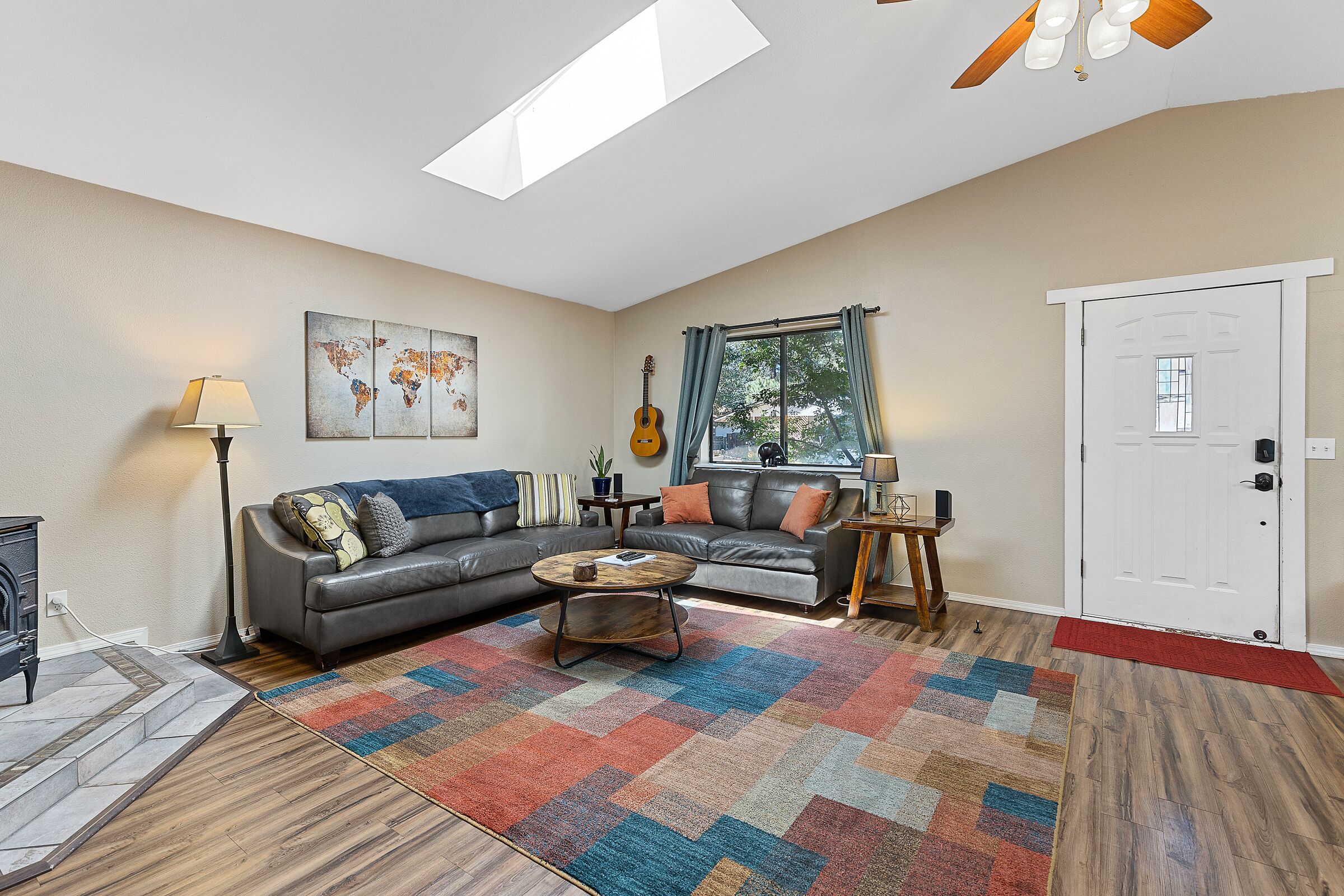 Smart TV, libros y estéreo 