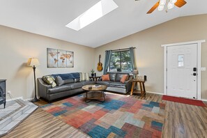 TV connectée, livres, chaîne hi-fi