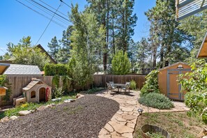 Outdoor dining - Cozy Pines Retreat: Fenced Yard, Fireplace & Dogs Stay FREE! (Flagstaff)