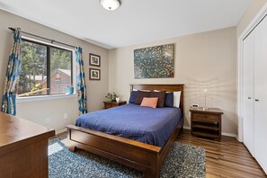 3 bedrooms, desk, iron/ironing board, free WiFi - Cozy Pines Retreat: Fenced Yard, Fireplace & Dogs Stay FREE! (Flagstaff)